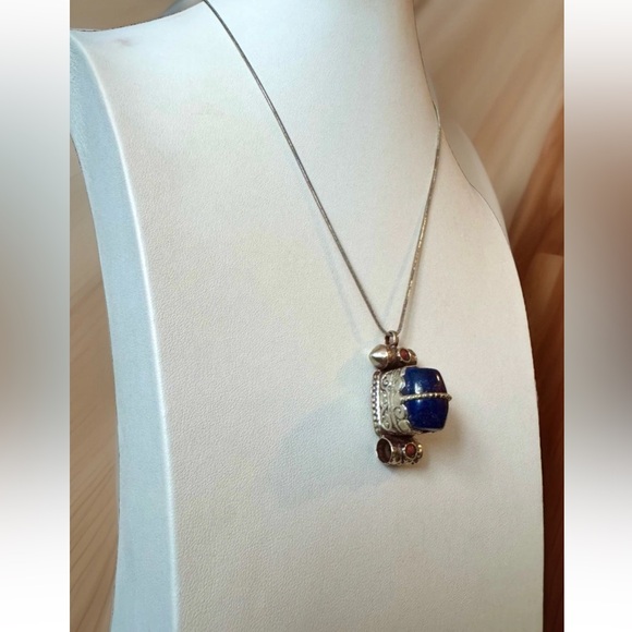 vintage and hand carved traditional ethnic Tibetan pendant with lapis stone 14gr - Picture 10 of 11